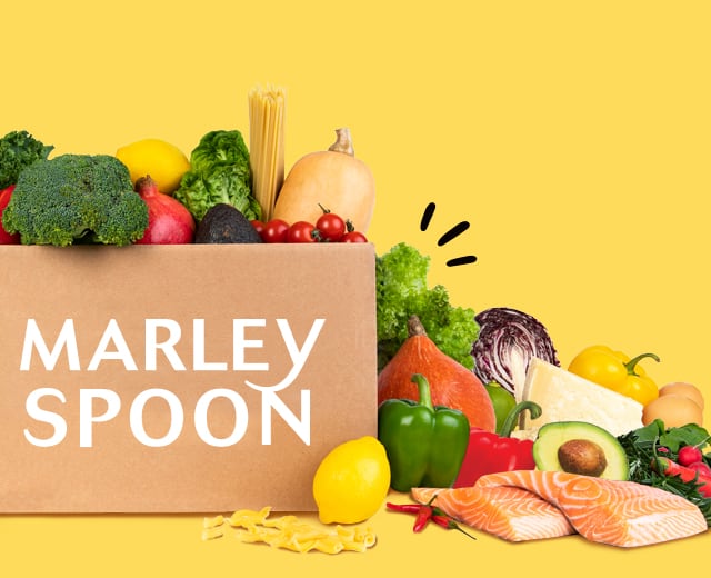 Familie med en Marley Spoon måltidskasse fyldt med friske ingredienser og tre færdiglavede retter