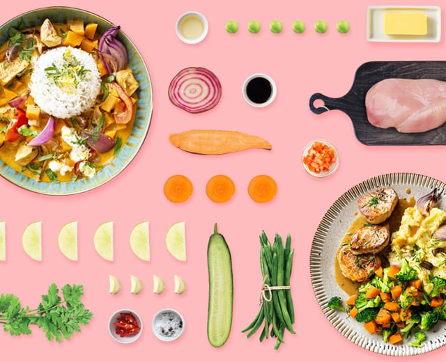 Tallerkener set oppefra med mad og portionerede ingredienser fra Marley Spoon